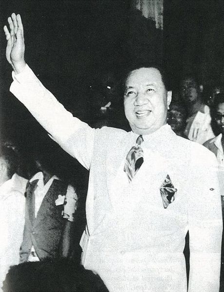 Quirino waving to the crowd