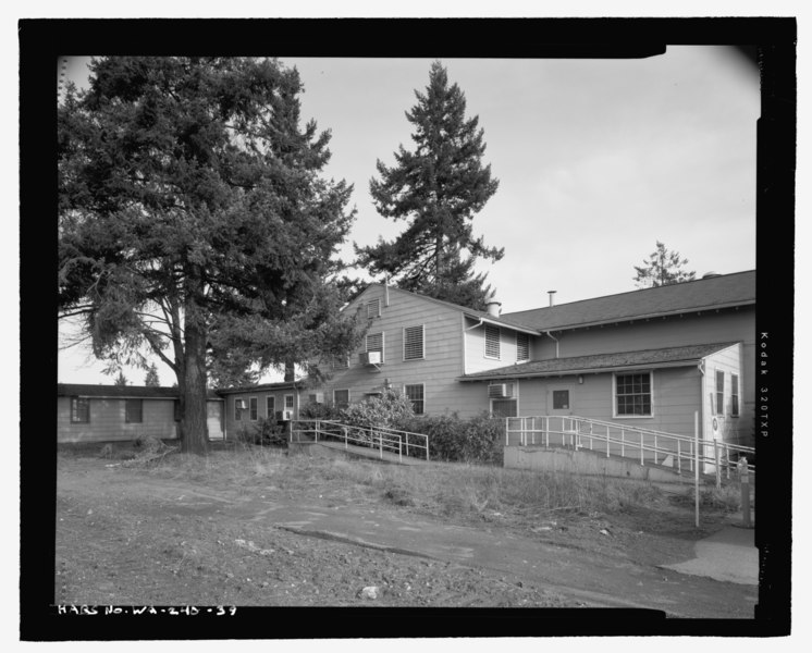 File:RED CROSS (C6), WEST ELEVATION AND CONNECTING HALLWAY IN BACKGROUND, LOOKING NORTHEAST - Barnes General Hospital, East Fourth Plain Boulevard and O Street, Vancouver, Clark County, WA HABS WA-240-39.tif