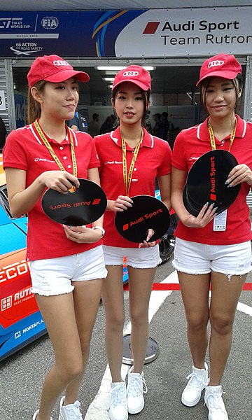 File:Race queens in Macau Grand Prix.jpg