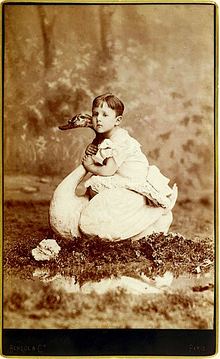 Raymond âgé de 3 ans (portrait carte-de-visite des studios Wilhelm Benque, Paris).