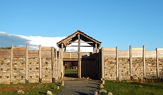Rekonstrukce keltské klešťovité brány z 1. stol. př. n. l. vybudovaná na keltském archeoskanzenu Země Keltů, Nasavrky, v Pardubickém kraji.