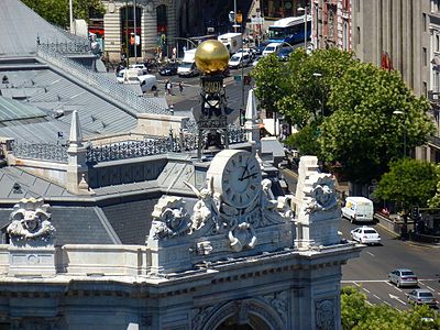 Erlojua Zibeles plazako txaflanean.