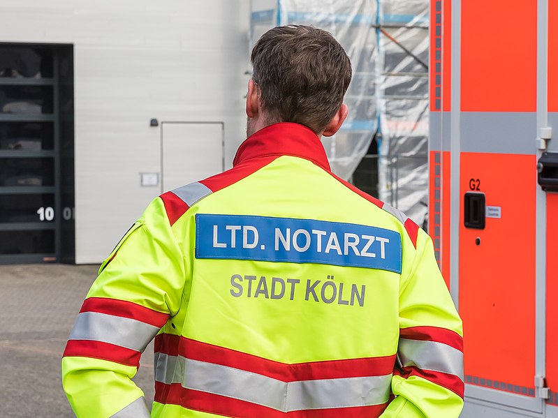 File:Rettungsdienst der Stadt Köln - Anlegen der Schutzausstattungen-5738.jpg