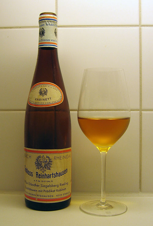 A German Riesling from the 1975 vintage, an Erbacher Siegelsberg Kabinett from Schloss Reinhartshausen in Rheingau, uncorked at 32 years of age in 200