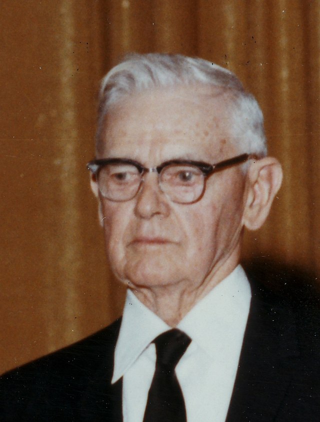 https://upload.wikimedia.org/wikipedia/commons/thumb/0/0c/RonaldReaganWalterCorinaKnott1971_%28cropped%29.jpg/640px-RonaldReaganWalterCorinaKnott1971_%28cropped%29.jpg