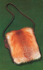 Mufftasche, mit Rotfuchsfell besetzt (1971)