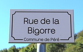 Strada nel villaggio di Péré (Alti Pirenei) 1.jpg