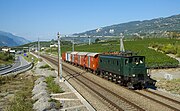 45. KW Eine Ae 4/7 der SBB Historic mit einem historischen Güterzug in der Nähe von Salgesch auf dem Weg nach Brig (August 2011).