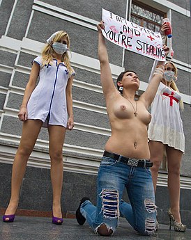 Голые украинские феминистки попытались сорвать выборы в Москве (фото 16+)