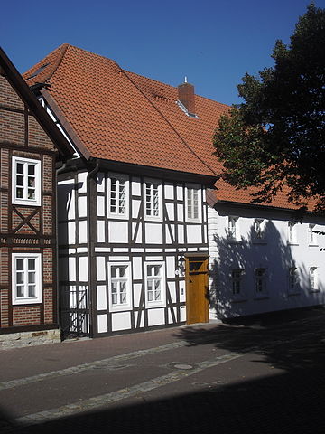 https://upload.wikimedia.org/wikipedia/commons/thumb/0/0c/Salzkotten-Klingelstrasse_11.jpg/360px-Salzkotten-Klingelstrasse_11.jpg