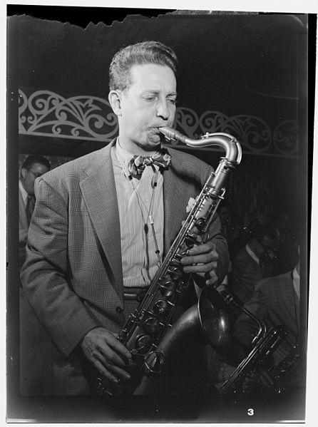 File:Sam Donahue, Aquarium NYC, ca December 1946 (Gottlieb).jpg