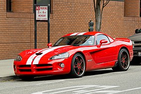 Polski: Czerwony Dodge Viper SRT-10 na ulicy Sansome St. w San Francisco. English: A red Dodge Viper SRT-10 at Sansome St., San Francisco.