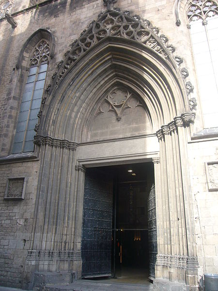 File:Santa Maria del Mar - porta que dona al carrer Santa Maria.jpg