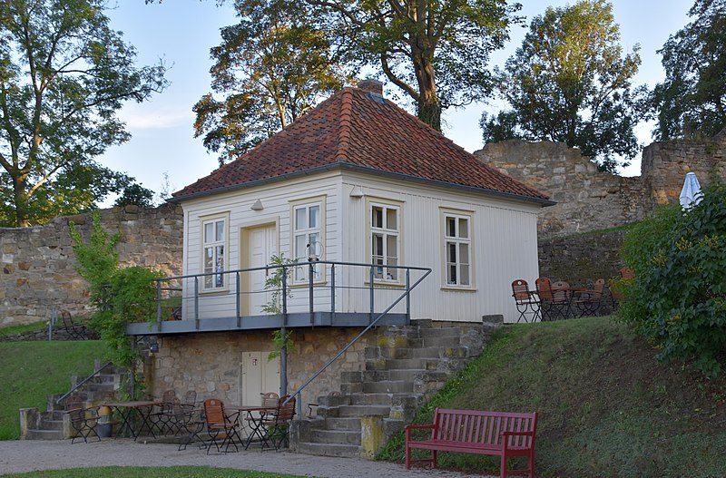 File:Schloßberg 2a Teehaus (Blankenburg).jpg