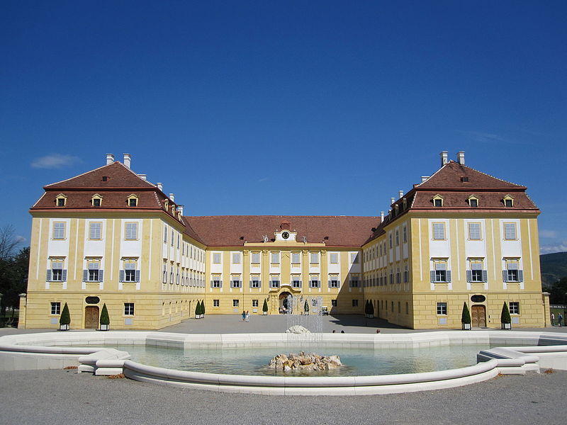 File:Schloss Hof, Engelhartstetten.JPG