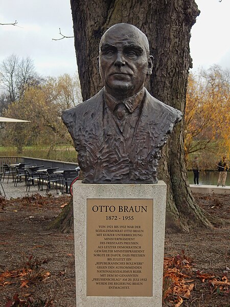 File:Sculpture of Otto Braun 02.jpg