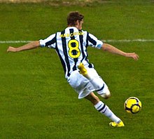 220px-Serie_A_2009-12-12_AS_Bari_x_Juventus_-_Claudio_Marchisio_%28cropped%29.jpg