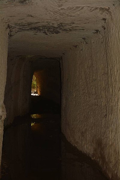 File:Sernhac Tunnel de l Aqueduc Romain 1.jpg