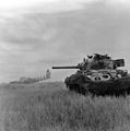 Ein britischer Sherman-Panzer der 13./18. königlichen Husaren im Einsatz gegen deutsche Infanterie (Normandie, 10. Juni 1944)