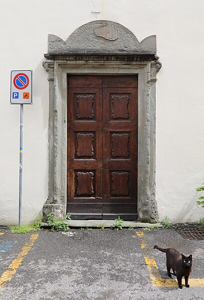 File:Signa, santa maria in castel di signa, esterno, porta della compagnia della buona morte, con gatto nero.jpg