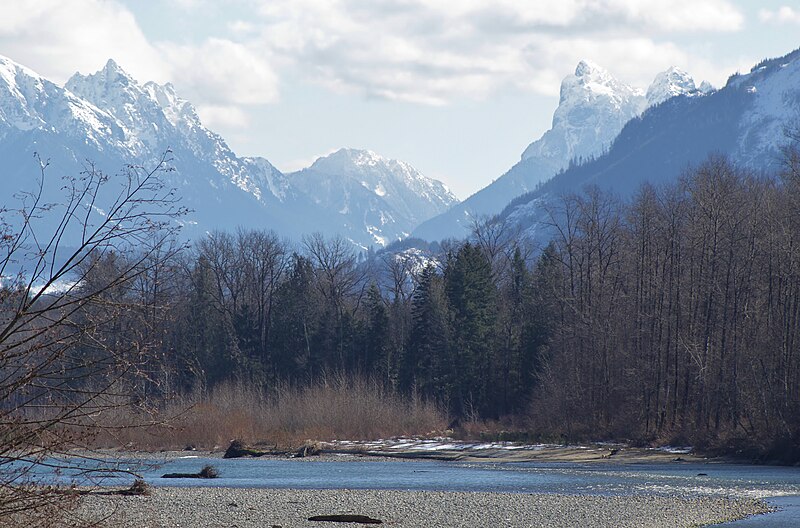 File:Skykomish River and Cascade Mountains from Sultan, WA.jpg