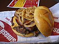 Smashburger BBQ bacon cheddar burger med frityrstekt løk