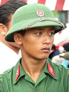 Soldado vietnamita usando o capacete colonial, 2009.