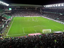 Vista interior de un stand en construcción de un estadio de fútbol.