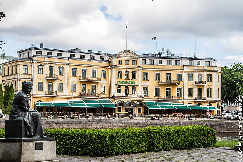 File:Stadshotellet och Selma Lagerlöf.jpg