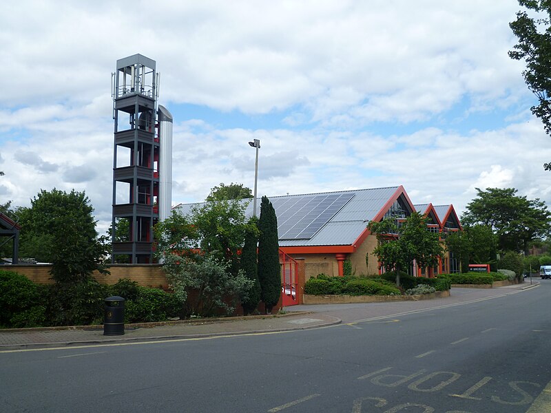 File:Station Road, New Barnet 01.JPG