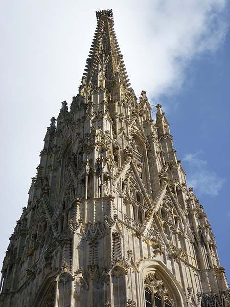 File:Stephansdom Südturmspitze.JPG