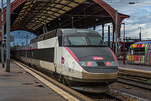 Un TGV, estacionado en el muelle debajo del pasillo metálico de la estación.