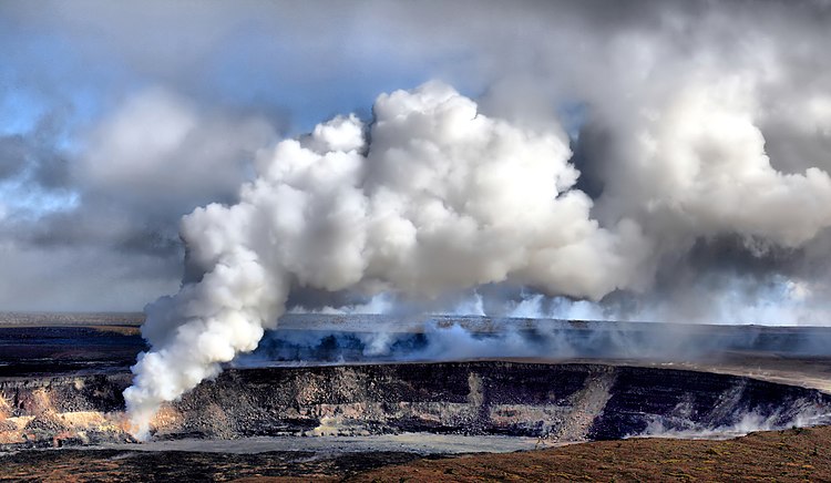Выброс сернистого газа из кратера Халемаумау (вулкан Килауэа, Гавайи)