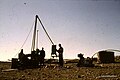 Syrien 1961 Tabqa Staudammprojekt Bohrstelle Menschen 0005.jpg
