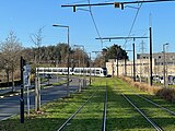 Une rame de tramway U 52600 à la station "Evry-Courcouronnes - Centre Ville - Université" de la ligne 12 Express du tramway d'Île-de-France