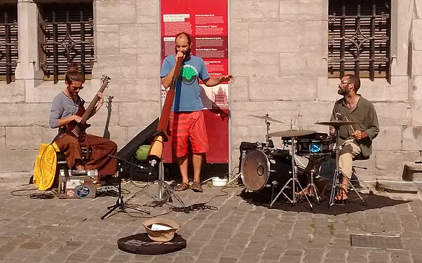 T3KA digeridoo dance music busking on the canals of Ghent