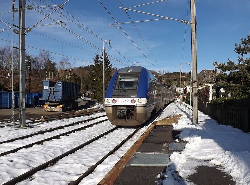 File:TER en gare de Groisy (2013).JPG