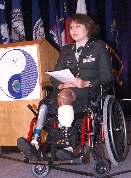 תמי דקוורת' במהלך טקס זיכרון ב-2005