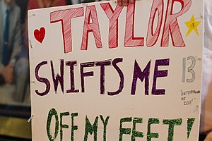 Swifties: Lịch sử, Mối quan hệ với thần tượng, Truyền thuyết và cộng đồng