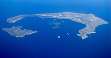 Tres islas que rodean un volcán hundido en el mar Egeo.