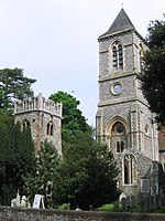 St. Andrews kirke.  Foran den victorianske bygning er ruinerne af en middelalderlig kirke, der blev ødelagt i en brand i det 19. århundrede.