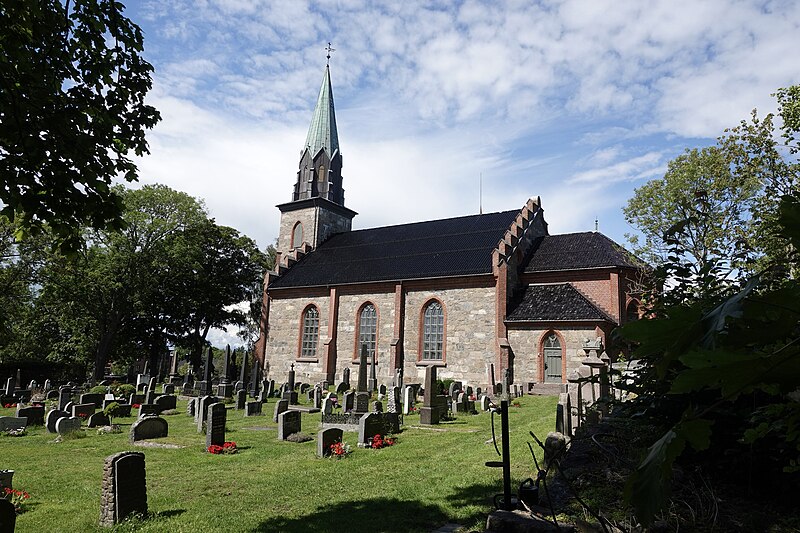 File:Tjøme kirke Lutheran church nygotisk langkirke 1866 Arch. Anders Thorød summer. Færder Municipality, Vestfold County, Norway. Kirkegård gravsteiner lønnetre Cemetery 2023-07-21 DSC09001.jpg