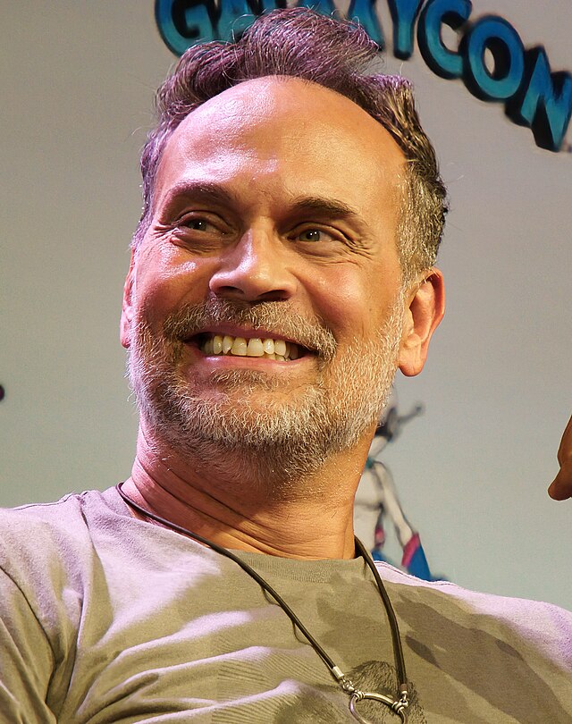 https://upload.wikimedia.org/wikipedia/commons/thumb/0/0c/Todd_Stashwick_%28cropped%29.jpg/640px-Todd_Stashwick_%28cropped%29.jpg