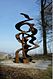 Skulptur To the Knee im Skulpturenpark Waldfrieden vor der Kulisse Wuppertals
