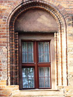 Toruń, ul. Sukiennicza 26 (12) (okno) (OLA Z.).JPG