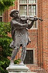 Statue of Raftsman playing the violin