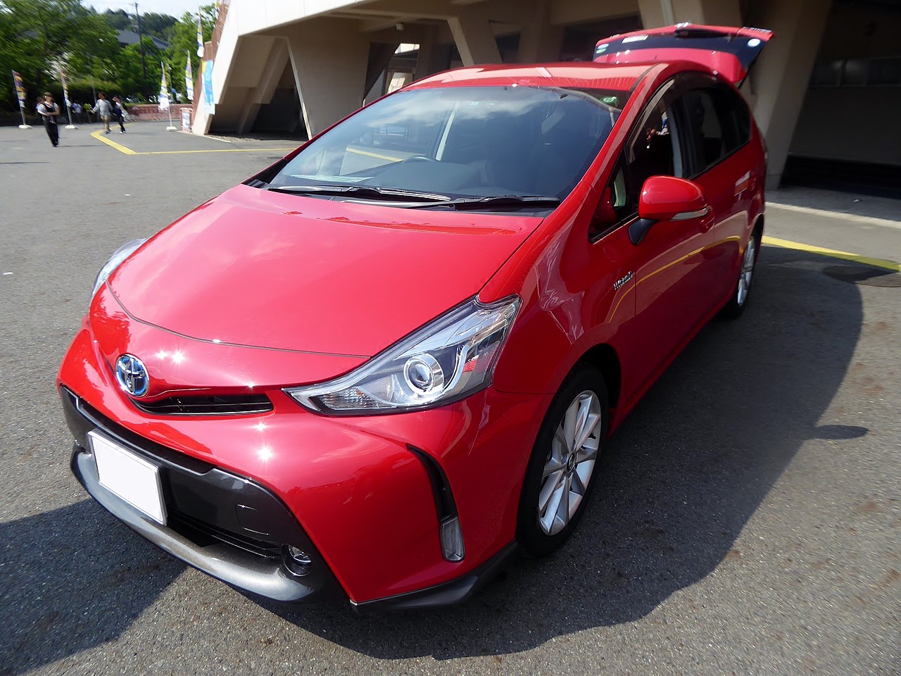 File:Toyota PRIUS α G“Touring Selection” (DAA-ZVW41W-AXXGB) front