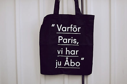This design bag asks in Swedish "Varför Paris, vi har ju Åbo" (Why Paris, when we have Turku)