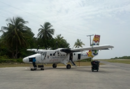 Twin Otter-fly fra Cayman Airways laster bagasje på Little Cayman lufthavn.