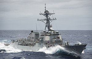 USS Wayne E. Meyer proplouvá Tichým oceánem.  (35278651802) .jpg